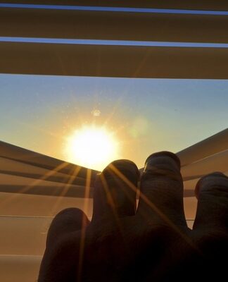 Jak zamontować rolety do okien dachowych? Jak zamontować rolety do okien dachowych?