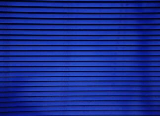 Czym się różni roleta inwazyjna od bezinwazyjnej?